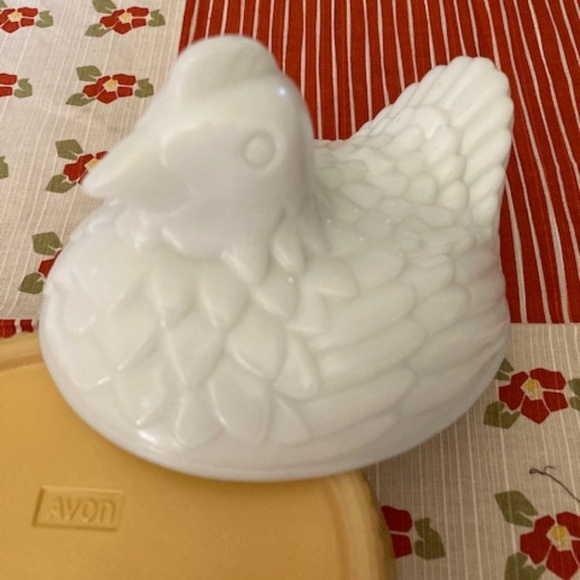 1973 Avon Milk Glass Nesting Hen - Picture 7 of 11